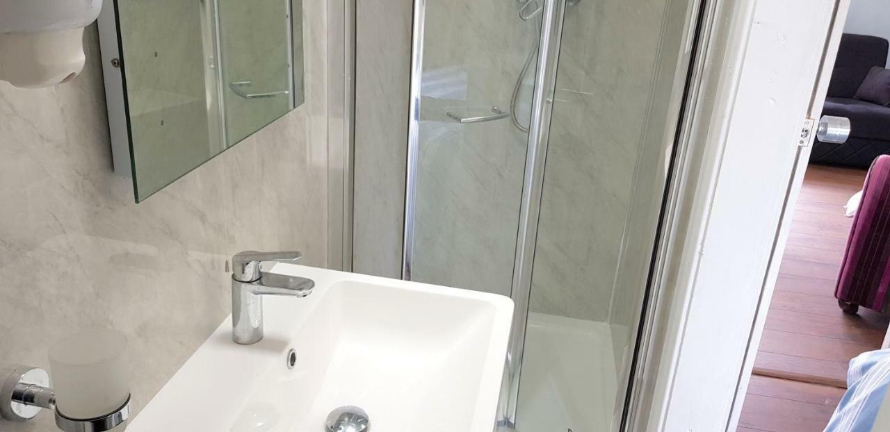 Sm Dreams Unlimited Serviced Accommodation- Stanwell-Staines-Heathrow Esterno foto